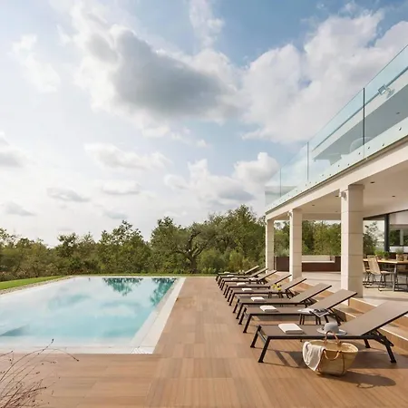 Vila Luxury With Pool Gianno *